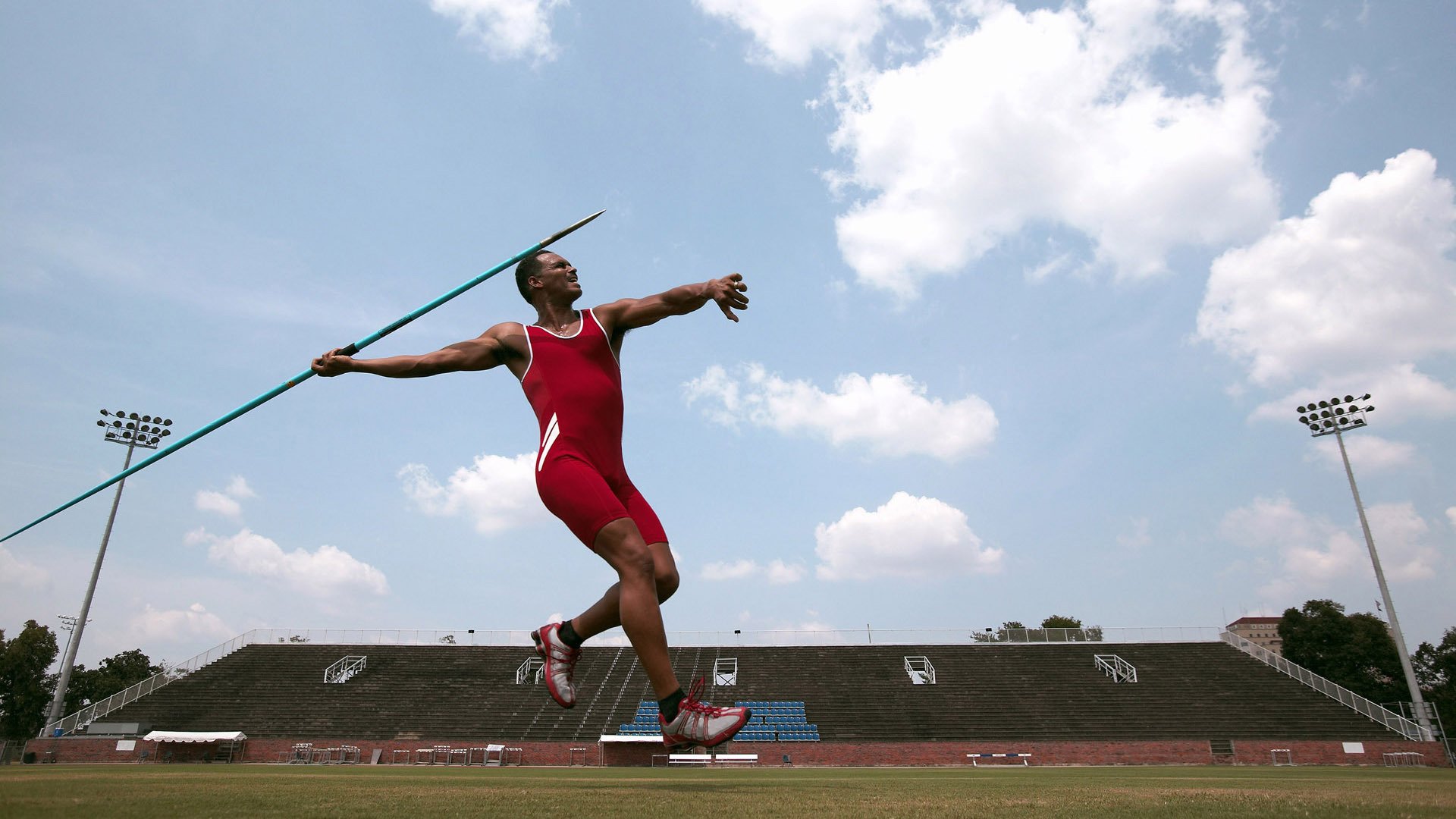 姆巴佩帽子戏法助巴黎圣日耳曼大胜里昂,法甲冠军悬念再起